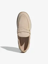 Mocasines Adidas Handball Spezial confeccionados en gamuza color beige, con diseño inspirado en el calzado deportivo clásico. Presentan las icónicas tres bandas laterales, una tira frontal con detalle de logo dorado y suela de goma color caramelo.