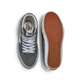 Championes Vans modelo Skate Sk8-Hi de caña alta, color gris, confeccionados en una combinación de lona y gamuza. Presentan la icónica banda lateral blanca, suela de goma vulcanizada con diseño de gofre y cordones blancos.