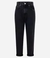 Pantalón mom jeans negro de tiro alto con trabillas anchas, bolsillos y bajo doblado. Confeccionado en algodón responsable.