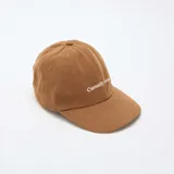 Gorra de béisbol color marrón, confeccionada en algodón, con bordado frontal en color blanco.