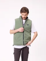 Chaleco reversible de nylon con diseño acolchado, cuello alto y cierre frontal. Cuenta con un bolsillo con cierre en el pecho y bolsillos laterales, además de una etiqueta con el logo de la marca.