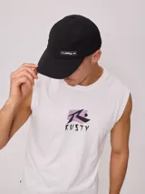 Gorra con visera negra de ripstop, con parche de goma de la marca Rusty en el frente.