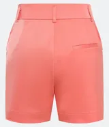 Short de sastrería color salmón, de tela satinada, con cintura alta, trabillas, bolsillos con solapa y botones tortuga.