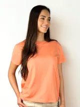 Remera gris de corte clásico y mangas cortas, confeccionada en algodón.