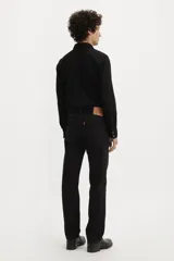 Jean Levi's 505 de hombre, color negro, de corte regular con pierna recta y tiro alto. Cuenta con bragueta de cierre y diseño de cinco bolsillos.