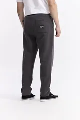 Pantalón de jogging color beige, confeccionado en algodón y poliéster, con cintura elástica y cordón ajustable. Diseño clásico sin puño en los tobillos.