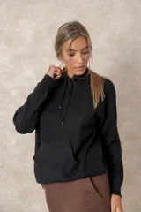 Buzo de punto negro con capucha, cordones ajustables con terminales metálicos, mangas raglán y bolsillo tipo canguro frontal.