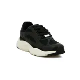 Zapatilla deportiva de mujer, estilo chunky, color negro con detalles en malla y suela gruesa color crema. Presenta cordones negros y un pequeño dije metálico en los cordones.