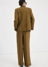 Pantalón de lino color verde militar, de corte recto y tiro bajo, con bolsillos laterales y trabillas para cinturón.