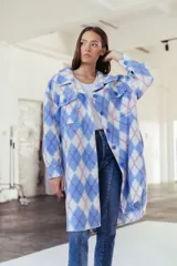 Camisa tipo shacket de corte largo y diseño holgado, con estampado de rombos en tonos celeste, blanco y fucsia. Cuenta con cuello clásico, bolsillos frontales con solapa, cierre de botones y mangas largas con puños abotonados.