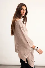 Poncho de lino tejido color tostado, con diseño asimétrico de punto abierto y mangas amplias.