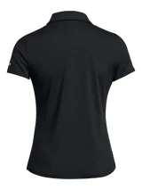 Remera polo negra Under Armour con mangas cortas y logo bordado en el pecho.