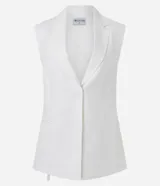 Chaleco largo de sastrería color blanco, con solapas tipo peaked, cierre frontal oculto y ajuste mediante lazo con hebilla en la espalda.