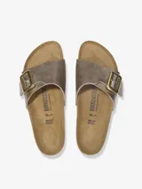 Sandalias Birkenstock modelo Catalina, color dorado con hebilla metálica dorada ajustable.