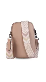 Bandolera compacta color rojo con textura de cuero, correa regulable y desmontable con diseño de rayas rojas y blancas. Cuenta con bolsillos frontales y cierre, interior forrado en tela.