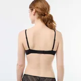 Sujetador negro de encaje con breteles finos regulables y copas push-up con detalle de puntilla.