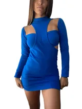 Minivestido negro ajustado con cuello alto, mangas largas y aberturas en hombros y cintura.