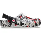 Zueco tipo Crocs con estampado de Mickey y Minnie Mouse en blanco, negro y rojo, con tira trasera negra y dijes decorativos en la parte superior.