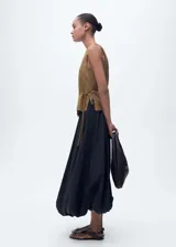 Musculosa color ocre con cuello barco y lazo en la cintura.