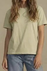 Remera de algodón lavado color verde militar, de corte oversize, con cuello redondo y mangas cortas.