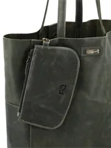 Cartera tipo tote bag de cuero en color verde oliva, con diseño minimalista, doble asa de hombro y placa metálica con logo de la marca en la parte frontal.