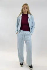 Pantalón de jogging beige, confeccionado en 100% algodón, de corte ancho y relajado con cintura elástica y cordón ajustable.