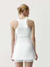 Vestido deportivo turquesa con sujetador integrado y copas extraíbles, confeccionado en tejido Shapplex_B, compacto y ligero. Cuenta con puntos reflectantes en la espalda y diseño de corte evasé con short interno.