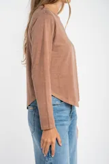 Remera de algodón lavado con corte oversize, cuello redondo y mangas largas.