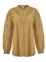 Blusa manga larga de algodón orgánico color tostado, con cuello mao y cierre frontal de botones. Presenta detalles de encaje calado en V sobre el pecho y en las mangas.