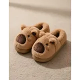 Pantuflas cerradas de peluche color beige con diseño de capibara, incluyendo orejas y nariz bordada. Cuentan con suela antideslizante.