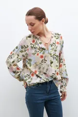 Blusa de manga larga con estampado floral multicolor y escote en V con lazo.