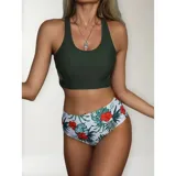 Top de bikini tipo crop top de color verde militar, con diseño deportivo y banda elástica en la base.