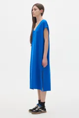 Vestido midi rojo de corte amplio con escote en V y mangas cortas. Presenta tajos laterales.