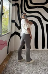 Calza de morley color gris vintage, con corte ajustado, costuras verticales frontales y aberturas en el ruedo.