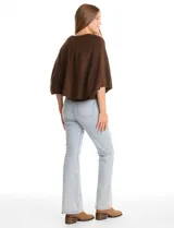 Capa de punto color bordó con diseño envolvente de doble capa superpuesta. Presenta cuello a la base, cierre frontal con botones y mangas estilo japonés con terminaciones acanaladas.