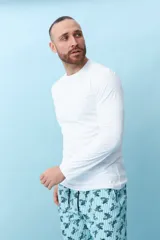 Remera de manga larga color gris.