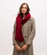 Pañuelo femenino de textura suave, color bordó, con terminación de mini flecos en los extremos.