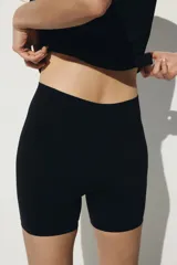 Pack de dos culottes tipo biker de tiro alto con efecto moldeador en cintura, caderas y glúteos. Confeccionados en tejido elástico seamless con refuerzo interior.