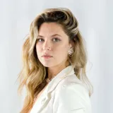 Aros plateados con forma de flor calada.