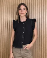 Musculosa negra con botones frontales, cuello con volados y detalles de costuras en contraste. Presenta mangas sin mangas con volados en los hombros.