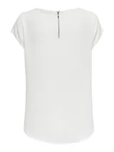 Camiseta básica negra de manga corta, con cuello redondo y diseño de espalda más larga.