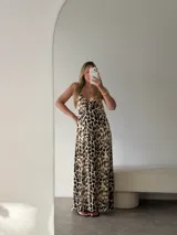 Vestido largo de tirantes finos con escote en V, estampado animal print de leopardo en tonos marrones y beige.