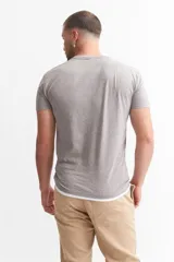Remera gris oscuro de manga corta con cuello redondo y detalles a contratono en blanco en cuello y ruedo.