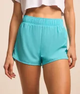 Short deportivo runner de color salmón, con cintura elástica y bajo redondeado. Confeccionado en poliéster y elastano, diseñado para ofrecer comodidad y libertad de movimiento durante el entrenamiento.