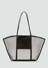 Bolso tipo shopper de tamaño grande con diseño semitransparente de malla y detalles en material sintético. Cuenta con doble asa larga y cierre de botón magnético.