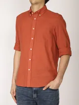 Camisa de manga larga con cuello abotonado y bolsillo frontal, confeccionada en una mezcla de algodón y lino.