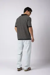 Chomba de tejido de punto con diseño de rayas verticales en tonos beige y marrón, cuello polo y mangas cortas con terminación acanalada.