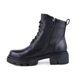 Bota de cuero sintético negra con cordones y cierre lateral. Tiene suela track y detalle de logo en el talón.