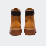 Bota de plataforma Timberland de 6 pulgadas, confeccionada en cuero nobuk impermeable color tostado. Presenta cuello acolchado en color marrón oscuro, cordones bicolores y suela de goma dentada de gran altura. Incluye el logo de la marca grabado en el lateral.