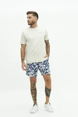 Short de baño con estampado floral en tonos azules y blancos, cuenta con cintura elástica con cordón ajustable, dos bolsillos laterales y uno trasero.